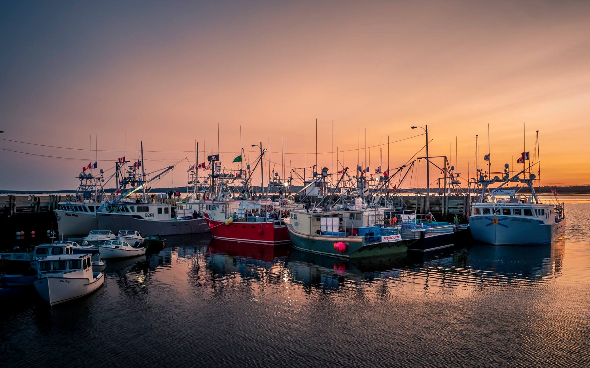 Bateaux de pêche au coucher du soleil